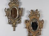 paire de miroirs en or richement décorés, avec un miroir ovale noir au centre