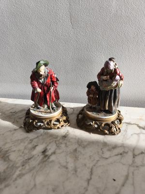 deux figurines posées sur un plan de travail en marbre