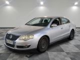 une photo d'une Volkswagen Passat argentée garée dans un garage