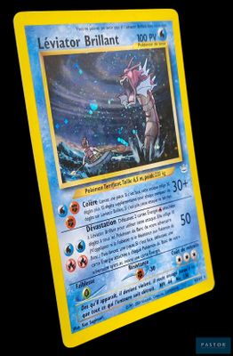 gros plan d'une carte pokemon sur fond noir