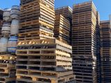 plusieurs piles de palettes en bois empilées les unes sur les autres