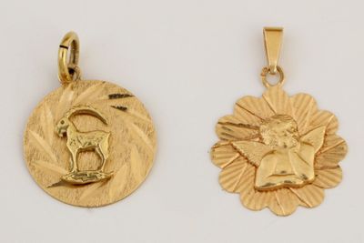 deux pendentifs en or représentant un soleil et un oiseau