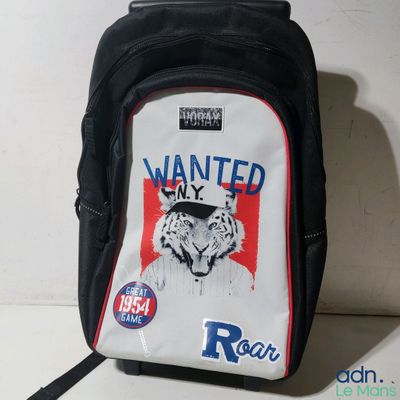 un sac à dos sur lequel est représenté un tigre