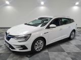 la voiture blanche est garée sur un carrelage à carreaux