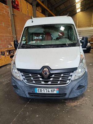 une camionnette blanche garée dans un garage