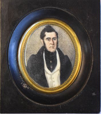 portrait d'un homme vêtu d'un manteau noir et d'une chemise blanche, dans un cadre doré