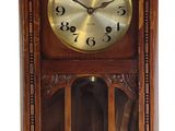 une horloge accrochée au mur de la pièce