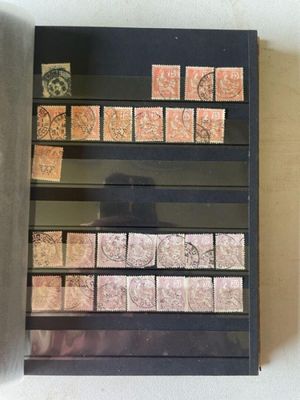 une vitrine sur laquelle sont exposés de nombreux timbres