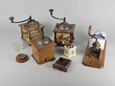 de nombreux modèles différents de moulins à café anciens posés sur la table