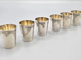 un ensemble de six tasses en argent ornées de motifs