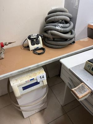 une photo d'une salle de bains avec des toilettes et un lavabo