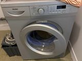 une machine à laver surmontée d'un panier