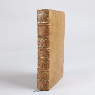 un petit livre posé sur une table