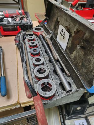 de nombreux outils posés sur une table dans un garage