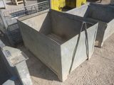 trois conteneurs en béton posés à même le sol, les uns à côté des autres