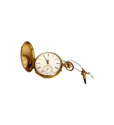 une montre de poche en or à laquelle est accrochée une clé sur le côté