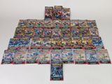 une pile de cartes pokemon posées les unes sur les autres