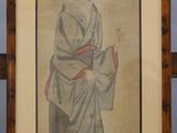 Une vieille photo représentant une femme en kimono est accrochée au mur.