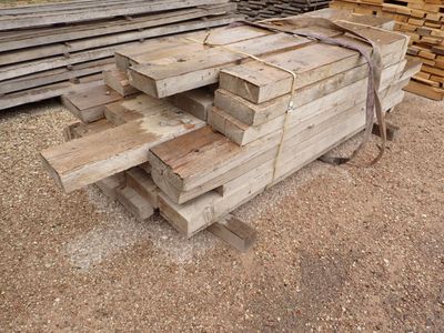 plusieurs morceaux de bois empilés les uns sur les autres en une pile