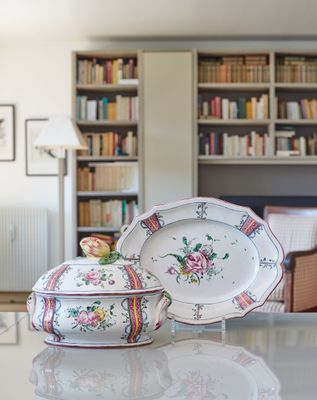 deux assiettes et un bol posés sur une table dans un salon