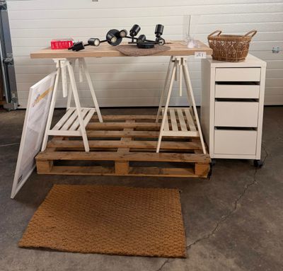 une photo d'un établi fabriqué à partir de palettes