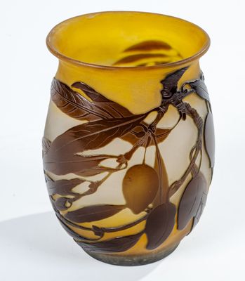 un vase en verre orné d'un motif représentant une libellule