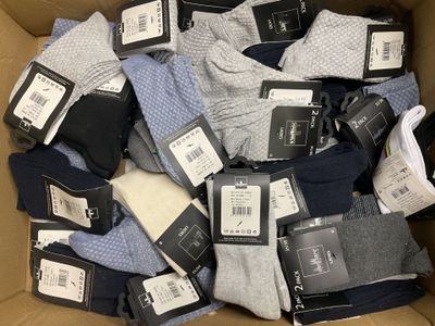 plusieurs paires de chaussettes pour homme dans une boîte