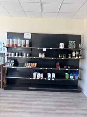 un magasin dont les murs sont recouverts de rayons remplis de produits alimentaires et de boissons