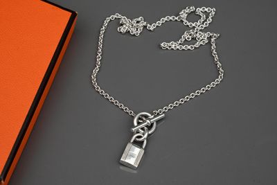 un gros plan d'une chaîne en argent munie d'un cadenas