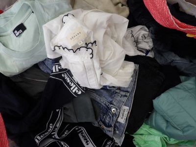 une pile de vêtements posée sur le sol