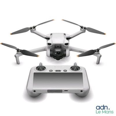 Le drone DJI Mav est prêt à décoller avec sa télécommande