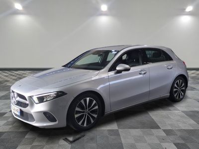 Une Mercedes CLA argentée est garée dans une grande pièce