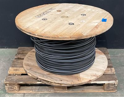 une palette en bois sur laquelle est posée une bobine