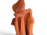 une sculpture en bois représentant une femme assise sur une souche d'arbre