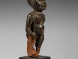 une statue en bronze d'un homme avec un chapeau sur la tête