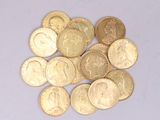 une pile de pièces d'or posée sur une surface blanche