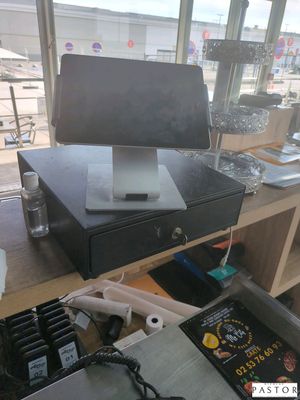 un ordinateur portable posé sur une imprimante, sur un bureau