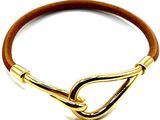 bracelet en cuir avec fermoir plaqué or sur fond blanc