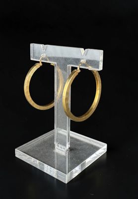 présentoir à bijoux en acrylique transparent avec deux boucles d'oreilles en forme d'anneau dorées