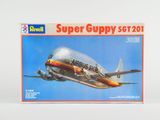une maquette d'un avion « Super Guppy » volant dans le ciel