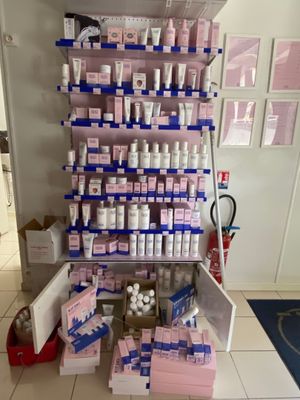 une étagère sur laquelle sont disposés de nombreux types de produits de soins de la peau