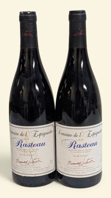 deux bouteilles de vin rouge posées l'une à côté de l'autre sur une surface blanche