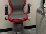 une chaise rouge et grise posée à côté de toilettes blanches