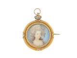 une image représentant un portrait miniature d'une femme dans un cadre doré