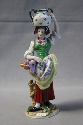 une figurine représentant une femme tenant un panier de fleurs