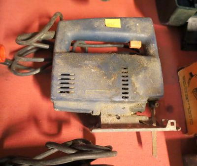 une petite machine posée sur une table