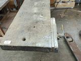 une table placée au milieu d'une pièce