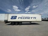 un camion semi-remorque garé dans un parking