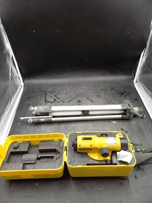 Les outils se trouvent dans la mallette jaune posée sur la surface noire.