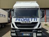 un camion blanc garé devant un bâtiment
